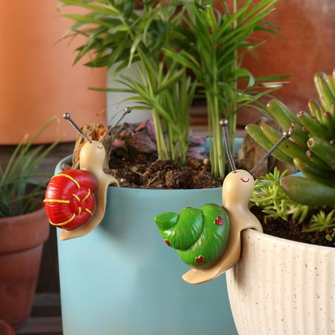 Set of 2 Cute Climbing Snail Statues Flower Pot Hugger, Resin Hanging Animals Figurine Outdoor Planter Pot Decorations for Home Garden Patio Lawn Yard Ornaments