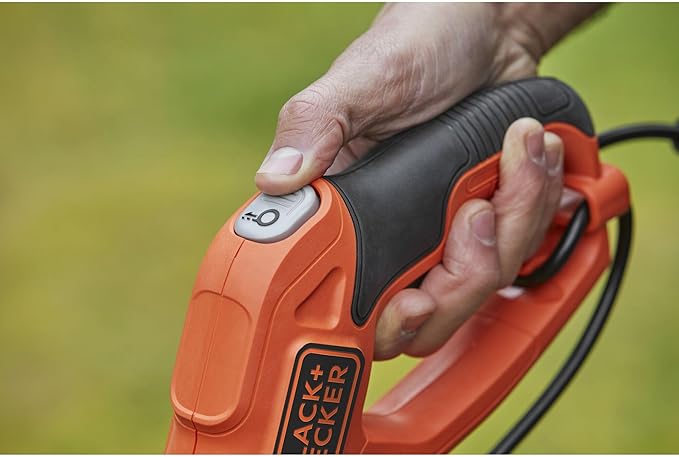 Black+Decker BESTE628-QS - Cortabordes 550W, Ancho de Corte 28 cm, Mango telescópico, Rueda guía y desenrollado automático del Cable, Negro/Naranja