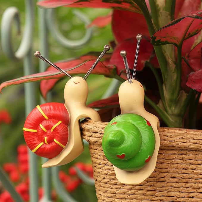Set of 2 Cute Climbing Snail Statues Flower Pot Hugger, Resin Hanging Animals Figurine Outdoor Planter Pot Decorations for Home Garden Patio Lawn Yard Ornaments
