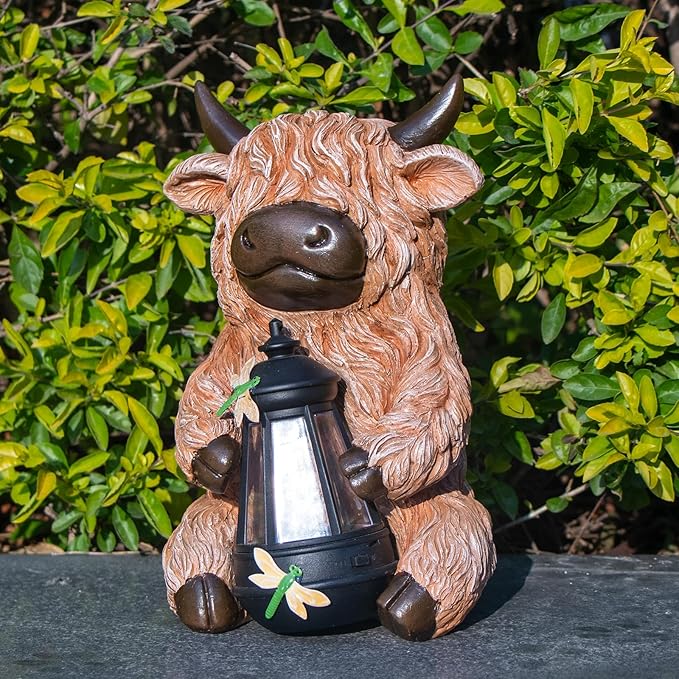 DKJOCKY Highland Cow Garden Decor Statue with Solar Light Lantern, Birthday Gifts for Women Mom Grandma, Funny Waterproof Resin Figurine Outdoor Decorations for Yard Patio Lawn Balcony Porch