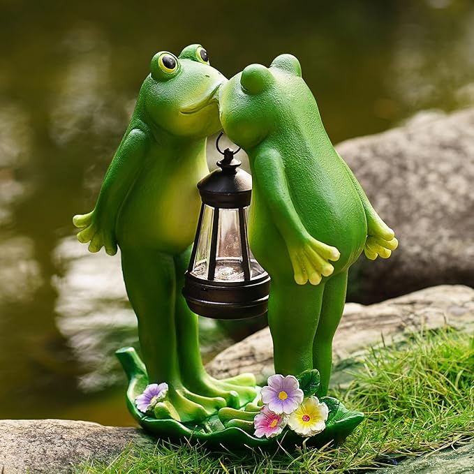 Solar Frogs Statue for Garden Mother's Day Decorations Solar Lantern LED Yard Decorations for Porch Patio,Yard,Lawn - Frog Statue Gifts for Women Mom Grandma (Kiss Frog)