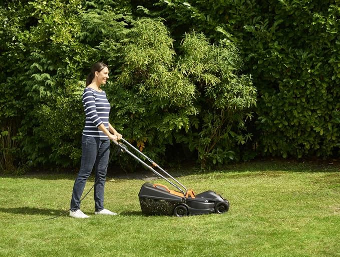 Black+Decker BEMW351 Elektro-Rasenmäher (1.000 W, 32cm Schnittbreite, 3-fach axial Schnitthöhenverstellung, 35l Grasfangbehälter, Ideal für Kleine Gärten), 1000 W, 32 cm