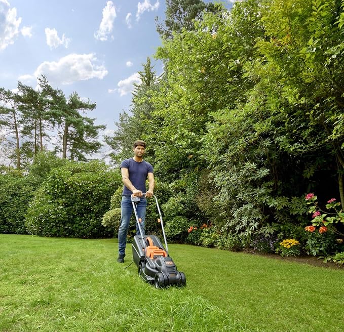 Black+Decker BEMW351 Elektro-Rasenmäher (1.000 W, 32cm Schnittbreite, 3-fach axial Schnitthöhenverstellung, 35l Grasfangbehälter, Ideal für Kleine Gärten), 1000 W, 32 cm