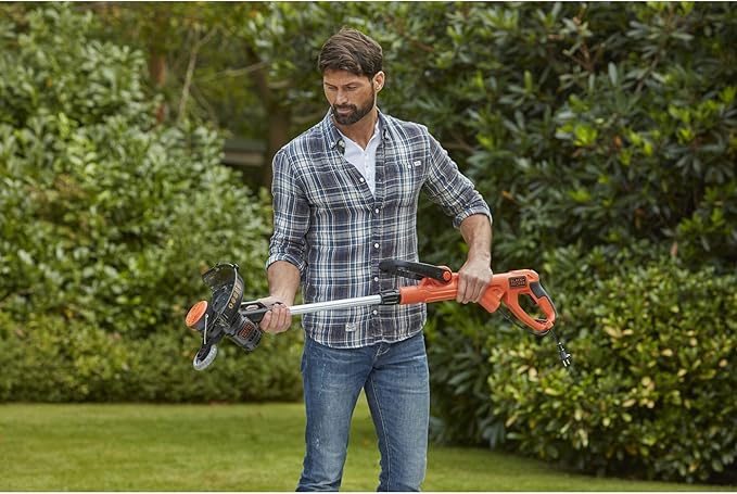 Black+Decker BESTE628-QS - Cortabordes 550W, Ancho de Corte 28 cm, Mango telescópico, Rueda guía y desenrollado automático del Cable, Negro/Naranja