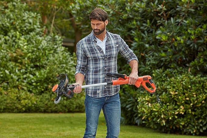 Black+Decker BESTE628-QS - Cortabordes 550W, Ancho de Corte 28 cm, Mango telescópico, Rueda guía y desenrollado automático del Cable, Negro/Naranja